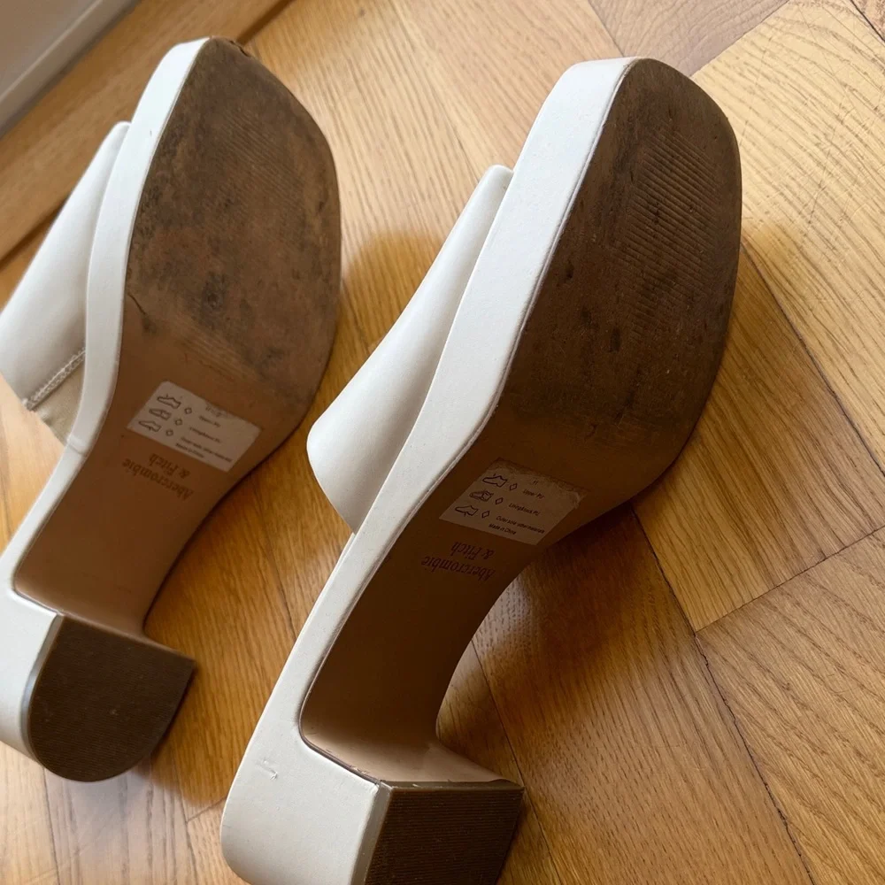 A&F Cream Block Heel Mules - Picture 2 of 3